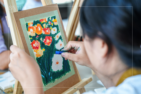 搭配不同顏色和軟硬度的油畫棒，可以創(chuàng)造出立體感和紋理肌理感，看似油畫的厚塗立體，描繪著花草的一動(dòng)一靜，彷彿頃刻間漫步在花草叢中。