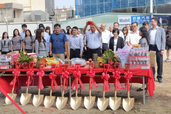 新業(yè)大家長 穆椿松榮譽(yù)董事長(左一)為首，新業(yè)【築之細(xì)道】同仁誠心祈請土地神，保佑施工過程的順?biāo)?，奠基順利大吉?>
										<div   id=