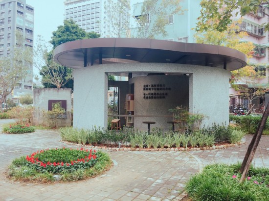 採用既有圓弧的搶眼造型加上綠意的點(diǎn)綴，如童話故事屋般討喜有趣。