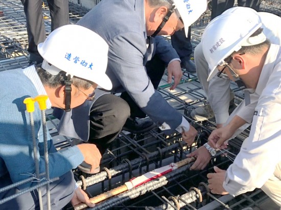 由新業(yè)建設(shè)榮譽(yù)董事長(zhǎng)穆椿松(中)與卓勝隆董事長(zhǎng)(左)代表新業(yè)全體同仁，見證並親自執(zhí)行這重要的一刻！