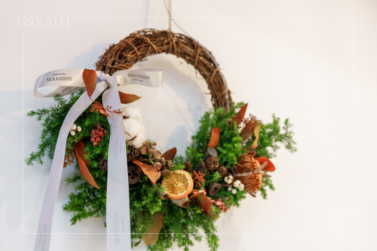 聖誕花圈也稱為『待降花圈』，在拉丁文中是『來臨』的意思，象徵永恆的生命與期望，更是一份承載許多美好寓意的祝福。