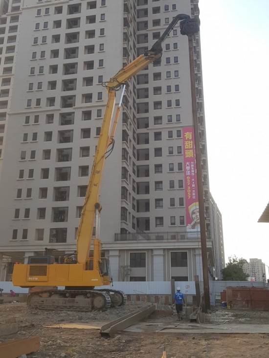 正式開挖前，工程人員先將鋼軌樁一個個立正站好，為之後的工程起到擋土的作用。