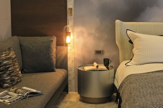 點(diǎn)上一盞小燈，書頁(yè)上的一字一句就這麼被染黃，讓小說(shuō)裡的情節(jié)伴你入眠。