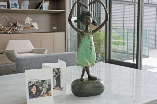 108年度張老師基金會授證的「心手相連」藝術品，期盼透過一個人接著一個人，薪火相傳之餘，也將這份公益的熱情與愛，不斷持續(xù)。