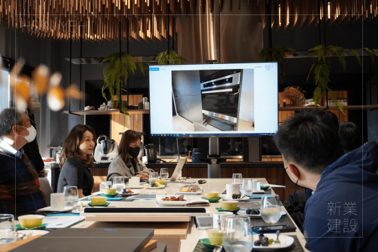 新業(yè)職人團(tuán)隊(duì)以嚴(yán)謹(jǐn)?shù)膽B(tài)度看待每次的建案，廚房空間的順暢性，讓主夫主婦輕易上手，完美的廚具櫃是職人在乎的關(guān)鍵。