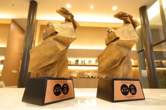 取自大自然媒材，魯班獎就像書法家在空中揮毫，筆畫凝固定型的過程，每一筆都帶有遒勁的力道。