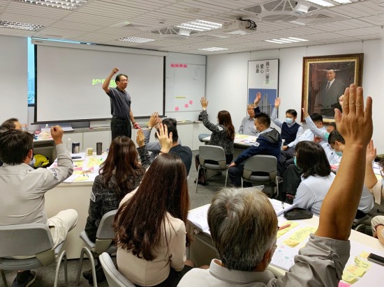 特邀專業(yè)簡報力－王永福老師，透過講師對於職場簡報的深刻見解，讓我們了解到如何在每一次上臺時，都能兼顧精采度及專業(yè)度。