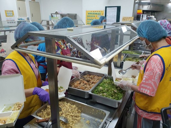 手中的飯包，是一份份為獨(dú)居或行動(dòng)不便的長(zhǎng)者所準(zhǔn)備。齊心抗疫的同時(shí)，社  會(huì)上也有更多角落需要被甘霖所澆灌。