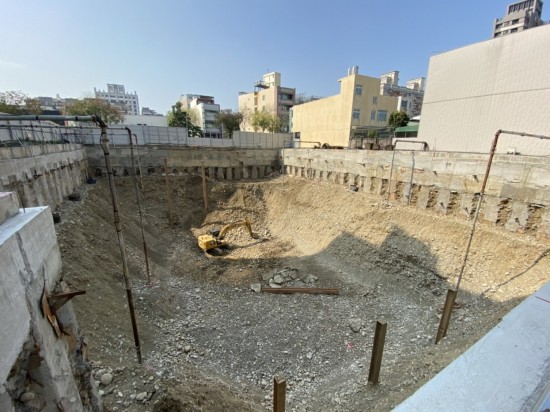 擋土柱穩(wěn)穩(wěn)地紮進(jìn)地面，為基地開挖必要的守護(hù)者。