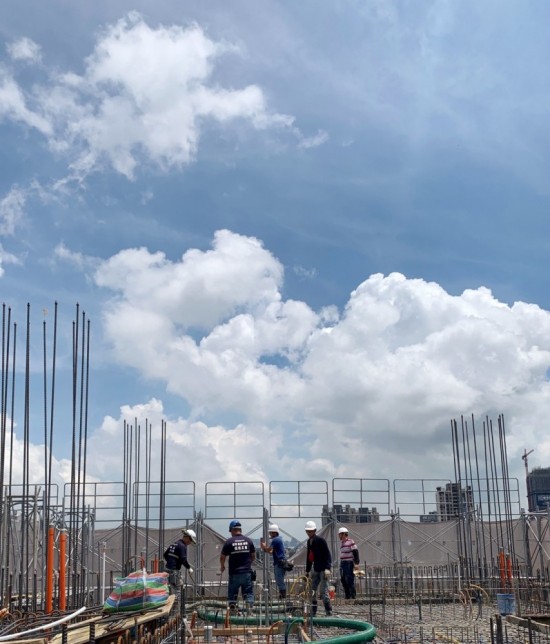 日頭赤炎炎，在「起厝母湯隨便」(臺語)的理念驅使下，工地師傅毫無怠慢之心。