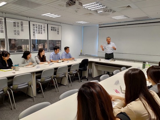 由新業(yè)建設榮譽董事長 穆椿松先生為大家?guī)砩罨逃?，說明新業(yè)成立17年以來堅持不懈的服務理念與職人態(tài)度。