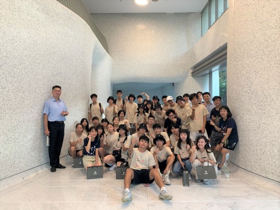 初綻的青春年華，對(duì)建築自有一番見(jiàn)解與看見(jiàn)。透過(guò)本次的東海建築營(yíng)，新業(yè)鼓勵(lì)孩子延伸自我的經(jīng)歷，期許效法隈研吾、伊東豐雄、安藤忠雄等大師風(fēng)範(fàn)，未來(lái)也能代表臺(tái)灣在國(guó)際佔(zhàn)有一席地位?。拘聵I(yè)觀峰】。