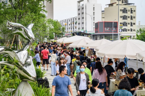 滿滿的人潮讓文青市集充滿著濃濃的人情味，趁著孩子們暑假接近尾聲，以及大人們忙裡偷閒的時光，當(dāng)天好好地「Fun一下」！