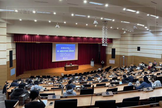 十二月中旬的上午，迎來(lái)自由區(qū)第一屆區(qū)權(quán)會(huì)，由建設(shè)公司、物業(yè)、管委及住戶們進(jìn)行一連串討論，共同為未來(lái)的美好生活共擬新約。