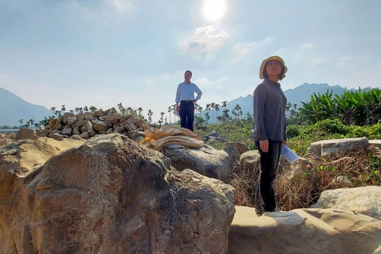 腳下的土石，承托著我們的腳印，新業(yè)職人團隊相信渾然天成的巖石，屬於一大藝術(shù)，並以職人的眼光審視，將大石、小石帶回『大塊森鄰』。