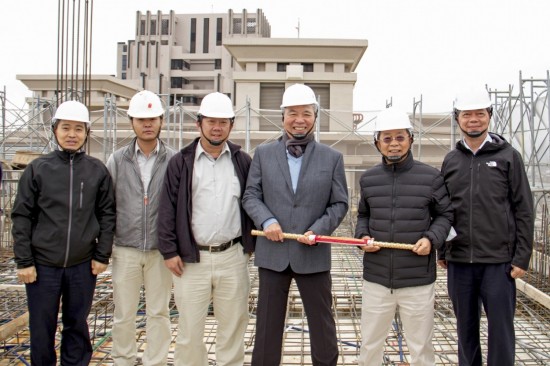 「築之細(xì)道」順利迎來上樑典禮，2020年年末，新業(yè)建設(shè)名譽(yù)董事長穆椿松先生（圖右三）、卓勝隆董事長（圖右二）、簡福榮總經(jīng)理（圖右一）、邱正光副總經(jīng)理（圖左一）一同蒞臨現(xiàn)場，祝福工程平安順利地完工。