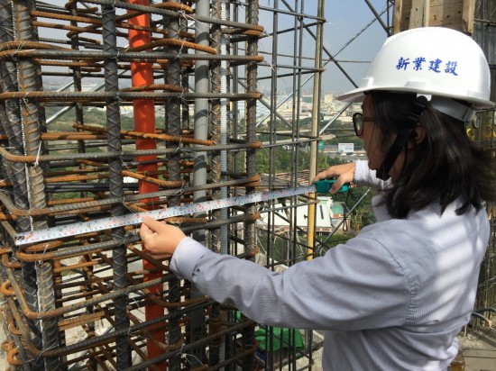 建築師正在查驗(yàn)鋼筋「間距」，在樓版鋼筋部分講究對(duì)齊、平整，是我們不畏繁瑣的信念。