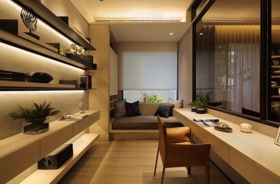 貼心小巧的書房空間，讓工作感到疲憊的您，不妨窩進(jìn)這方小天地，一頭栽進(jìn)書香與綠意的世界裡。