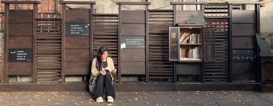 秋風(fēng)颯颯，落葉如雨，晚霞的暖陽(yáng)也窩進(jìn)書亭裡。陽(yáng)光曬得肌膚格外舒服，就像貓依偎在腳邊，不吵也不鬧，給足自己與作者對(duì)話的空間。