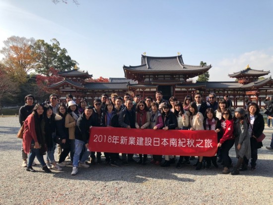 世界文化遺産之一的宇治平等院，特色包括表現(xiàn)極樂世界的鳳凰堂、精心雕刻的木造神像、以及日本三銘鐘之一的梵鐘等多種日本國家至寶。