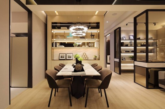 圍繞著長(zhǎng)桌，凝聚與朋友間的互動(dòng)，讓人自然把注意力轉(zhuǎn)移到彼此的談話(huà)之間。