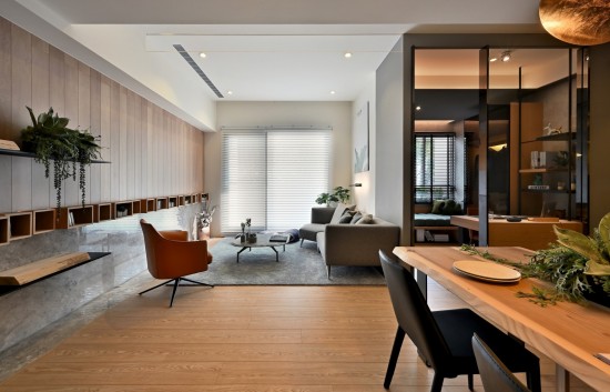 採(cǎi)光，始終是一個(gè)空間裡最不容忽視的張力。