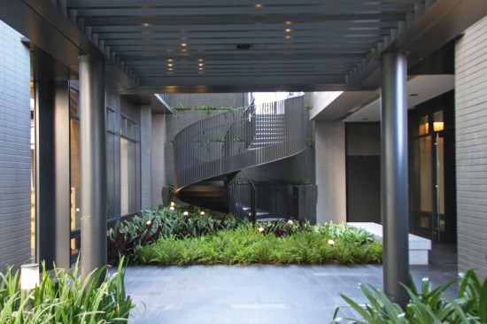 建築中某些細(xì)節(jié)與巧思，彷若音符的旋轉(zhuǎn)梯，可直接通達(dá)另一側(cè)的一樓，解決坡度的高低落差，讓住戶行進(jìn)間更便利。