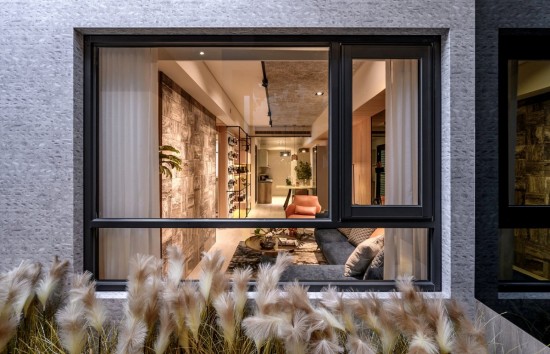 窗臺邊的蘆葦隨風(fēng)搖曳，宛若翩翩細(xì)羽的葉片，彷若是天使不慎遺落在人間的翅膀，幻化而成的祝福。