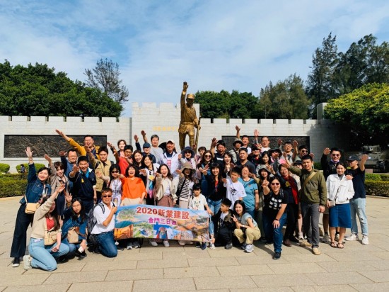 「未」出國(guó)，但仍能來(lái)場(chǎng)在地深度旅遊！金門(mén)戰(zhàn)史印象與在地民俗文化交織成深刻、美好的回憶?。▓D為新業(yè)大家庭於古寧頭戰(zhàn)史館前大合照）