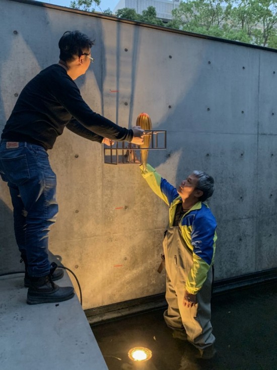 小心翼翼地捧起琉璃燈飾與金屬欄框，在不同高低的位置與角度，看見(jiàn)光影千變的樣貌。