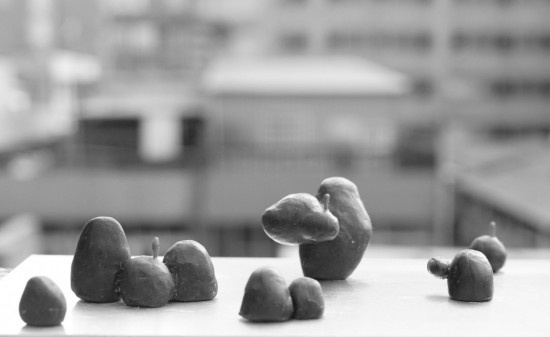 藝術(shù)品《漂浮著》-石頭成山頭，雲(yún)躲藏裡間，蘊含對雲(yún)、對海浪漫的心思。(圖為素模)
