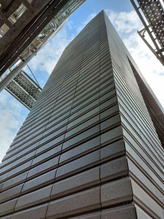 抬頭仰望，整齊劃一的磚瓦線條、隱約展露的藍(lán)天白雲(yún)，形成一幅壯觀的綺麗畫面。