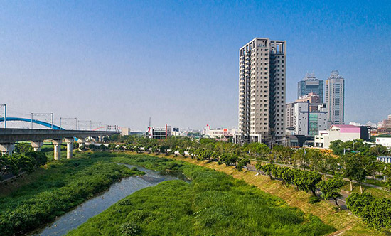 正對(duì)筏子溪河濱景觀，自在的淳住境界，呼吸間就能凝注四季滋味