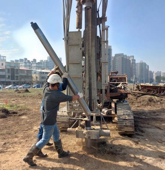 職人團(tuán)隊(duì)並肩協(xié)力一同將當(dāng)天的『主角』就定位後，深入地面抽取樣本，進(jìn)行土地質(zhì)檢驗(yàn)。(拍攝日期:2020/12/29)