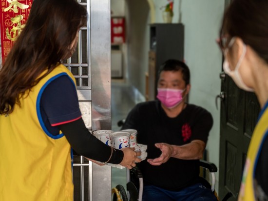 一份份來自甘霖基金會準(zhǔn)備的客製化飯包，親手送到長輩手中，新業(yè)也參與志工的行列，送上餐點(diǎn)與暖意。 