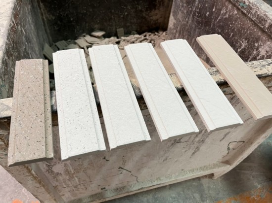 六入磁磚依序排列，由右至左為磁磚各階段製程的樣貌，最初與最終的模樣，就像在素淨(jìng)的臉上略施脂粉，成為一整面牆美好的「磚」飾。