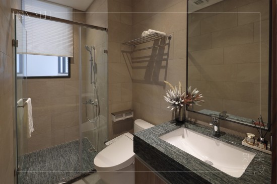 新業(yè)建設(shè)職人團隊實地選材，衛(wèi)浴空間的設(shè)計需符合使用者的需求，從盥洗區(qū)、沐浴區(qū)、馬桶區(qū)的相互協(xié)調(diào)，讓住戶在空間內(nèi)能夠從容地完成。