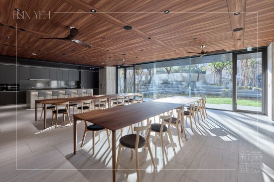 溫煦的日光，灑落在築願景多功能廚藝教室，精選臺灣手工打造的家俱，修長的流線比例與細(xì)緻的工藝結(jié)合，使木紋自然的色澤變得鮮明活耀。