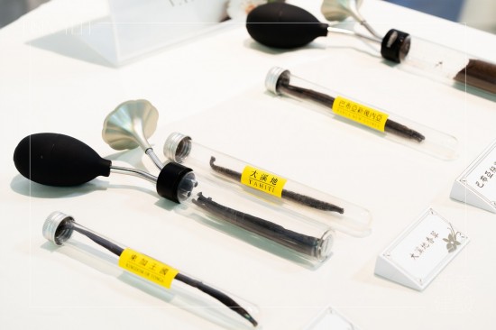 透過(guò)香草風(fēng)味輪，探索來(lái)自大溪地、巴布亞新幾內(nèi)亞、東加王國(guó)等， 13款不同品種的香草莢，從清新到濃郁、風(fēng)味變化無(wú)窮，每種氣味因人而異，豐富又有趣。