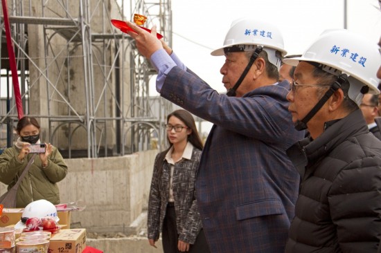 「上樑有如人之加冠」，就像古人在衣著大致完成後，才會戴上帽子使衣冠楚楚一般，上樑儀式也象徵著建築主體已接近完工。(圖右二為新業(yè)建設(shè)名譽(yù)董事長穆椿松先生，圖右一為卓勝隆董事長)