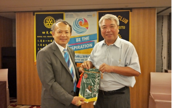 臺(tái)中北屯扶輪社社長許金龍(左)感謝新業(yè)建設(shè)穆椿松董事長(右)贈(zèng)與會(huì)旗。