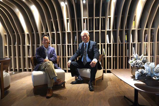 新業(yè)建設(shè)榮譽董事長穆椿松（右）、新業(yè)建設(shè)董事長卓勝隆(左)