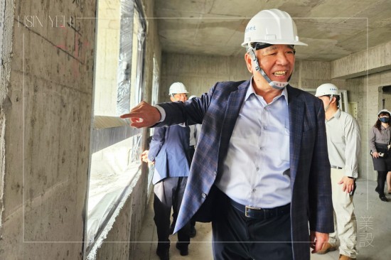 新業(yè)建設(shè)創(chuàng)辦人穆椿松先生自身為建築師，講究工法與品質(zhì)，以職人匠心成就一座座優(yōu)質(zhì)的品味建築。