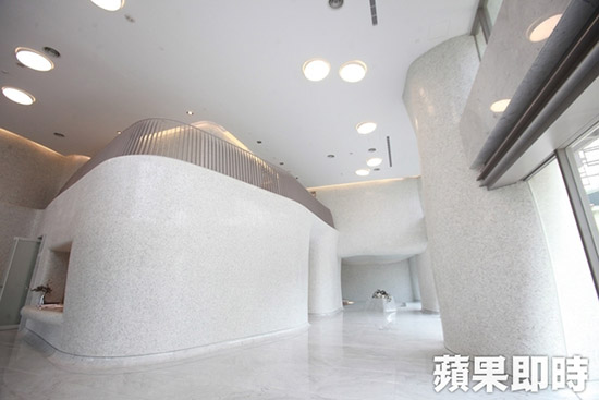 大廳成白色、弧形，具雲(yún)海意象。
