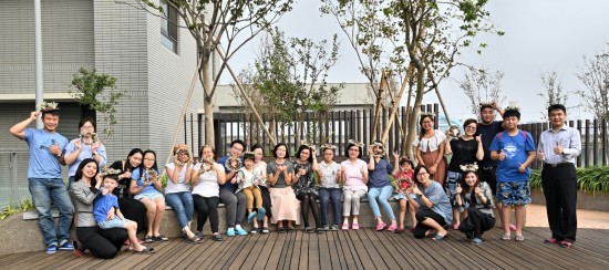 戴上浪漫唯美的花圈，每人瞬間化身為風(fēng)度翩翩的花仙子/王子。