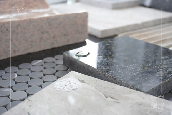 測試清潔劑對於不同石材的反應(yīng)，例如浴室空間須可以抵抗清潔劑造成的表面侵蝕，挑選耐磨且維護相對容易的花崗巖。