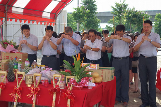 『新業(yè)觀峰』謹(jǐn)訂於民國103年7月15日吉時舉行開工典禮。