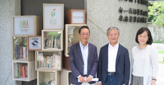 左起新業(yè)建設董事長卓勝隆、文化局長王志誠與知名作家廖玉蕙於人文書席前合影。（圖片提供：臺中市文化局）