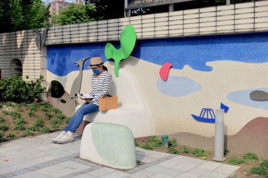 樹影搖曳，陽光灑落，有山、溪、動物愜意的作陪，和諧共處，人們能自然地融入風景中，愛惜自然的種籽也悄然萌芽。(圖為成功國小後門左側)