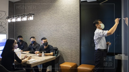 新業(yè)建設－邱正光副總（右一），與新進員工分享接待中心的設立，讓客戶對建築理念、生活的空間規(guī)劃，至完善的售後服務，能更加清新，安心地把新家交付予新業(yè)。